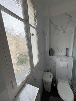 Douche, sĂšche-cheveux, serviettes fournies, savon