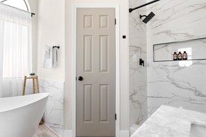 Douche, sèche-cheveux, serviettes fournies, savon