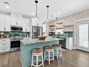 House, 3 Bedrooms | Private kitchen | Fridge, oven, coffee/tea maker, toaster
