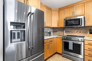 Fridge, oven, stovetop, coffee/tea maker
