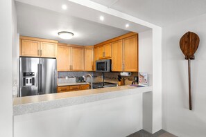Refrigerador, horno, parrilla de estufa y cafetera y tetera
