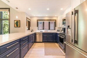 Maison mitoyenne, 3 chambres | Cuisine privée | Réfrigérateur, four, cafetière/bouilloire, grille-pain