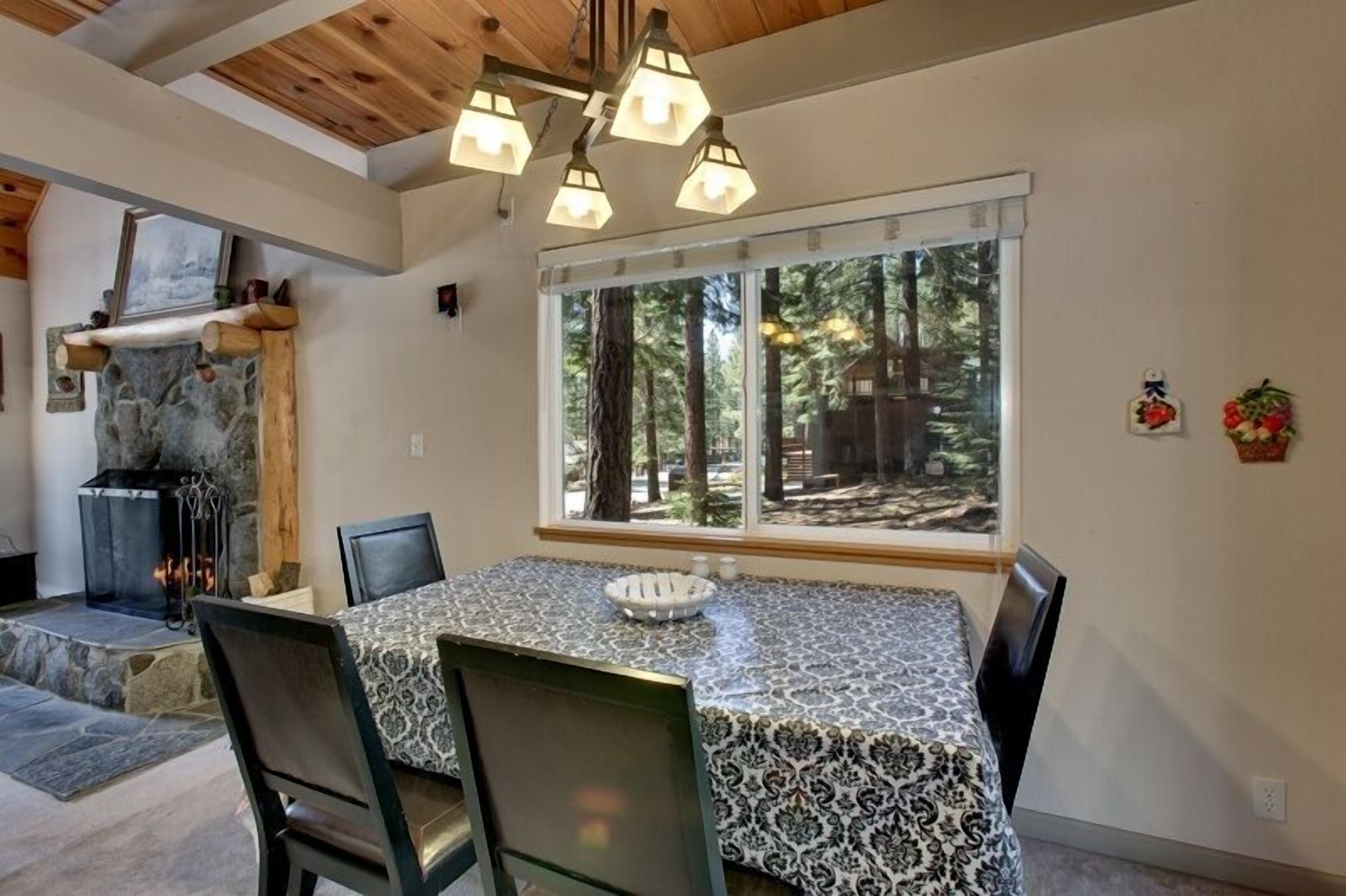 Chalet, 3 Bedrooms | Dining