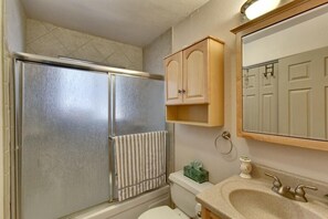 Chalet, 3 Bedrooms | Bathroom | Towels, shampoo