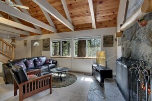 Chalet, 3 habitaciones | Área de sala de estar
