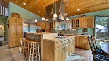 House, 5 Bedrooms | Private kitchen | Fridge, oven, coffee/tea maker, toaster