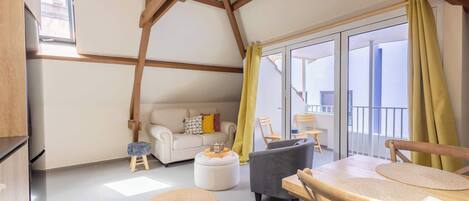 Una televisión, una oficina