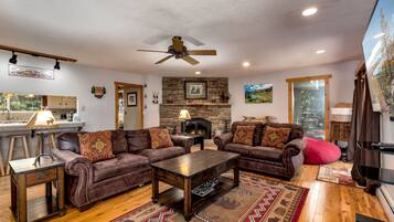 House, 4 Bedrooms | Living area | Smart TV