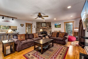 Maison, 4 chambres | Coin séjour | TV connectée