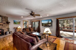 House, 4 Bedrooms | Living area | Smart TV