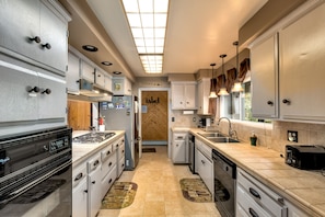 House, 4 Bedrooms | Private kitchen | Fridge, oven, coffee/tea maker, toaster