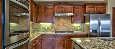 Condo, 3 Bedrooms | Private kitchen | Fridge, oven, coffee/tea maker, toaster