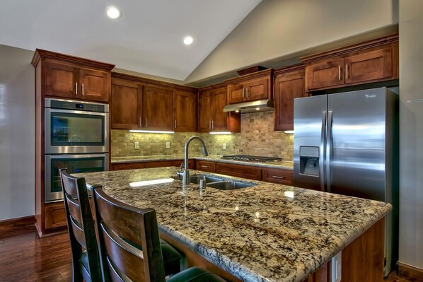 Condo, 3 Bedrooms | Private kitchen | Fridge, oven, coffee/tea maker, toaster