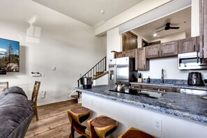 Condo, 2 quartos | Cozinha privada | Geladeira, fogão, cafeteira/chaleira, torradeira