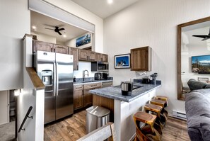 Condo, 2 quartos | Cozinha privada | Geladeira, fogão, cafeteira/chaleira, torradeira