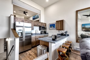 Condo, 2 quartos | Cozinha privada | Geladeira, fogão, cafeteira/chaleira, torradeira