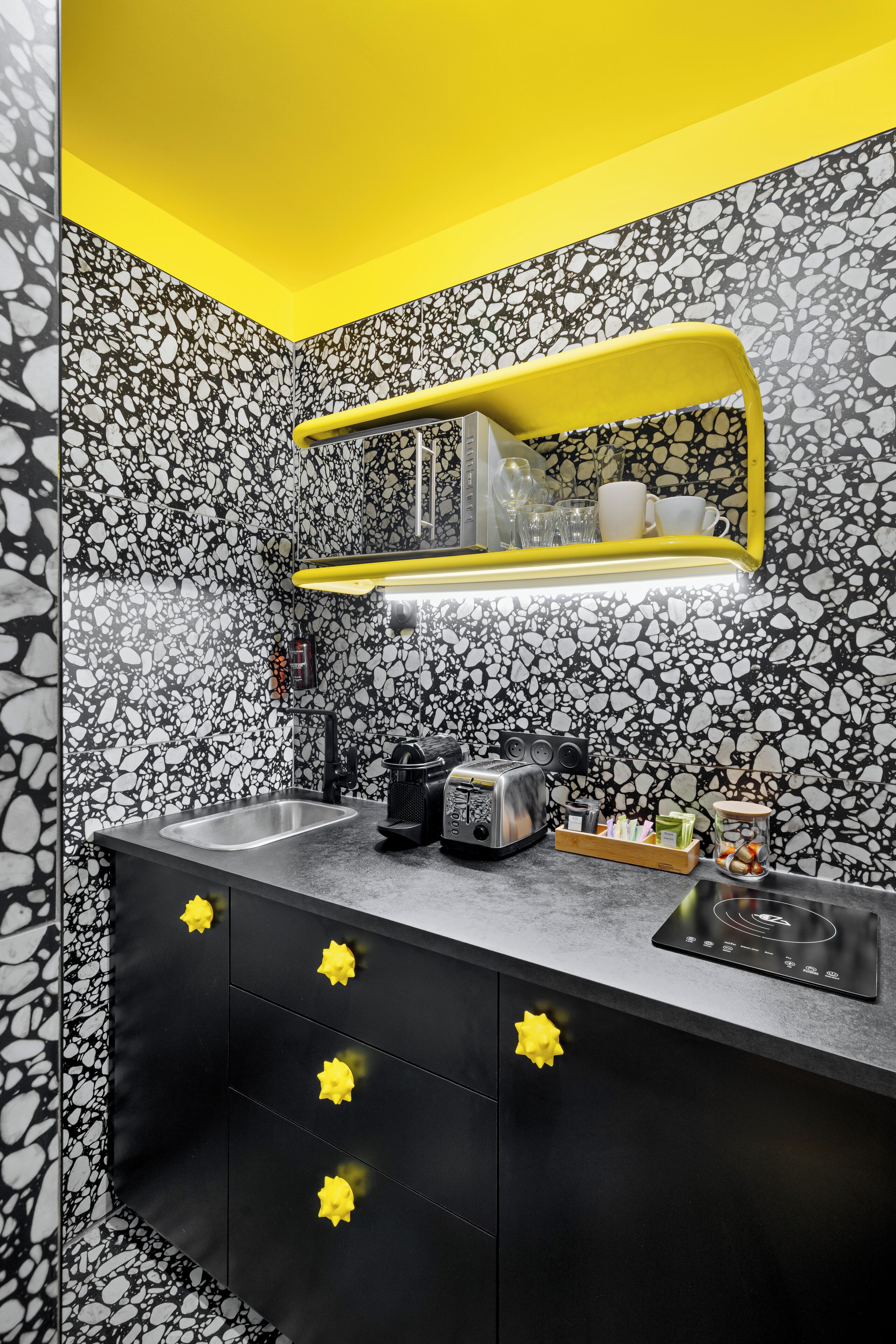 Studio 12 | Cocina privada | Microondas, máquina de café espresso, hervidor eléctrico y tostadora