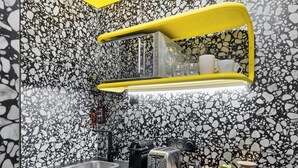 Studio 12 | Cuisine privée | Cafétière à espresso, four à micro-ondes, bouilloire électrique