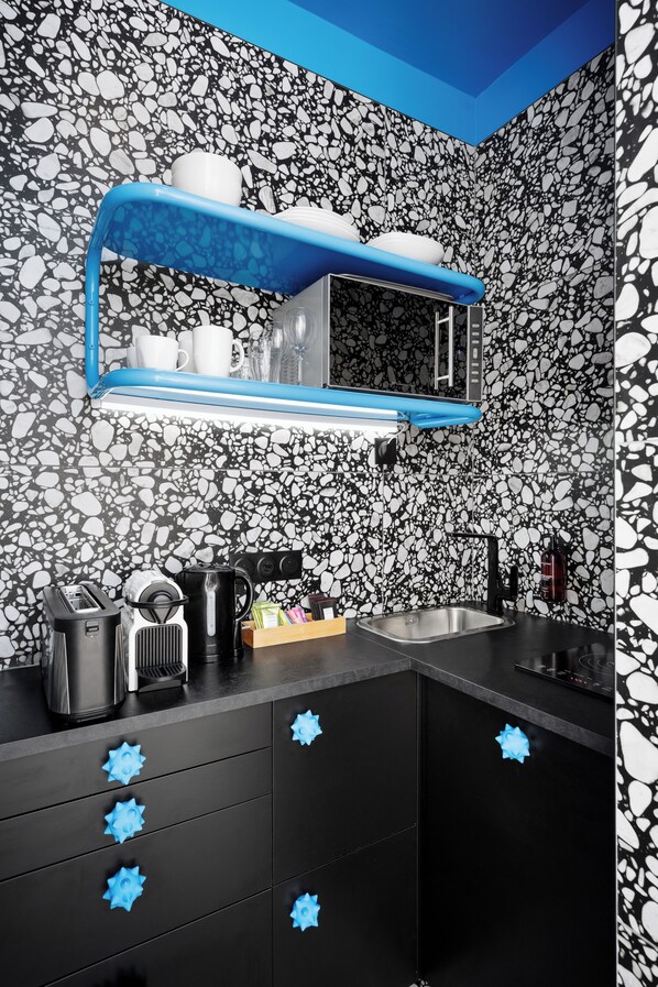 Studio 21 | Dapur peribadi | Ketuhar gelombang mikro, pembancuh kopi espreso, cerek elektrik