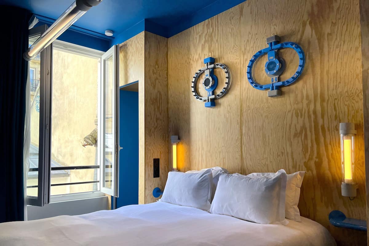 Soundproofing, free WiFi, bed sheets