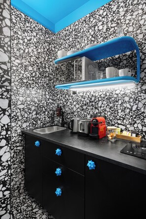 Studio 22 | Cocina privada | Microondas, máquina de café espresso, hervidor eléctrico y tostadora