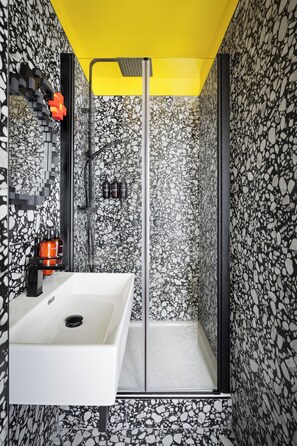 Studio 12 | Baño | Artículos de higiene personal ecológicos, secador de pelo y toallas