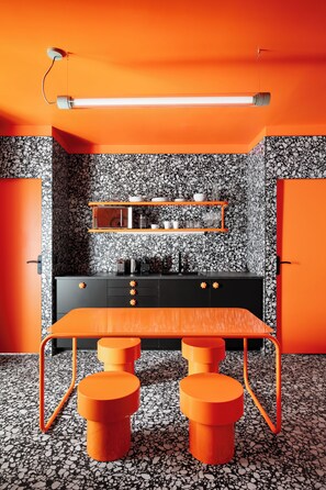 Appartement 01 | Cocina privada | Microondas, máquina de café espresso, hervidor eléctrico y tostadora