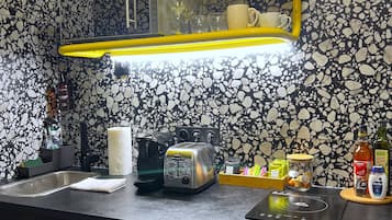 Studio 12 | Private kitchen | Microwave, espresso maker, electric kettle, toaster