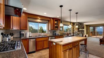 House, 4 Bedrooms | Private kitchen | Fridge, oven, coffee/tea maker, toaster