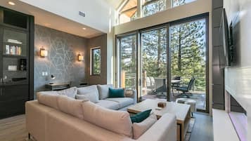 Condo, 3 Bedrooms | Living area | Smart TV