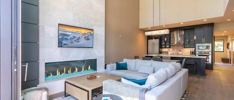 Condo, 3 phòng ngủ | Khu phòng khách | Smart TV