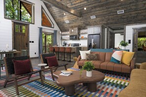 Smart TV, fireplace - Oakhaven Fell - Couples Retreat - Sauna - Cold Plunge - Hot Tub (Broken Bow)