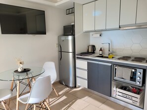 Fridge, microwave, oven, coffee/tea maker