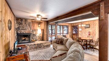 Kondominium, 2 kamar tidur | Area keluarga | Smart TV