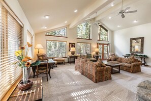 Maison, 5 chambres | Aire de séjour | Téléviseur connecté