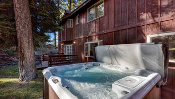 House, 5 Bedrooms | Outdoor spa tub