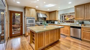 Una cocina moderna con armarios de madera, electrodomésticos de acero inoxidable y una isla grande.