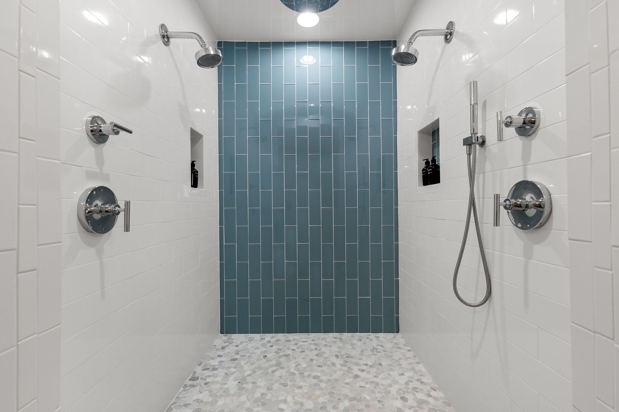 Chuveiro, secador de cabelo, toalhas de banho, shampoo