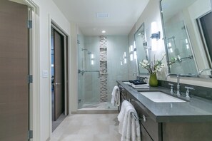 Condo, 3 quartos | Banheiro | Toalhas de banho, shampoo