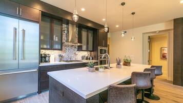 Condo, 3 Bedrooms | Private kitchen | Fridge, oven, coffee/tea maker, toaster