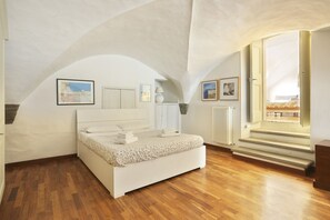 3 slaapkamers, een strijkplank/strijkijzer, reisbedje, gratis wifi