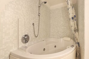 Whirlpool, Haartrockner, Bidet, Handtücher