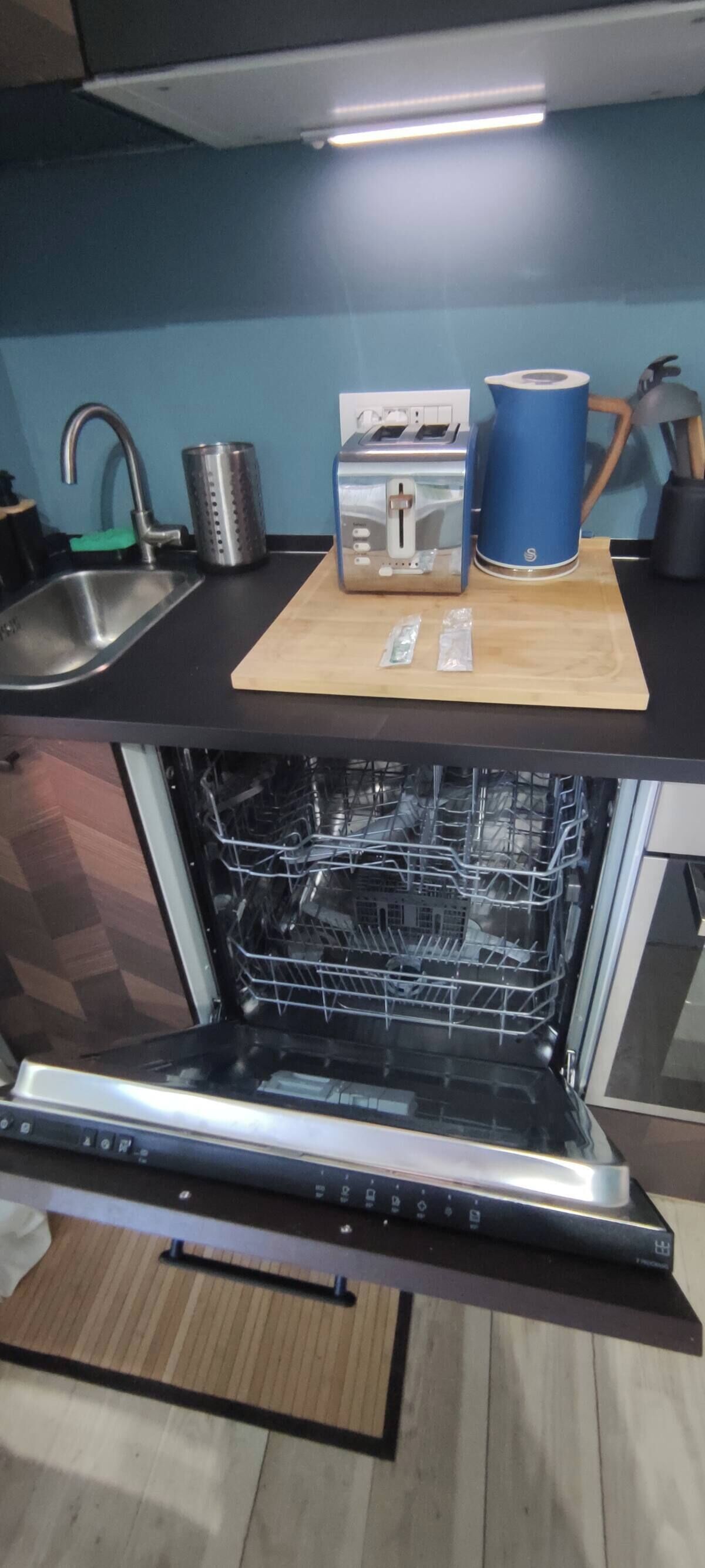 Mikrowelle, Ofen, Herdplatte, Geschirrspüler