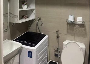 Appart'hôtel, 1 chambre, piscine privée, vue ville | Salle de bain