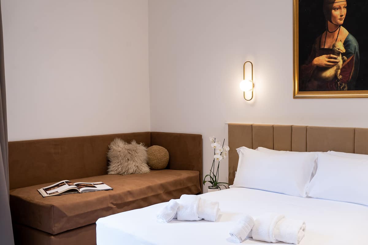 Quarto casal júnior, banheiro privativo | Lençóis italianos Frette, roupas de cama premium, camas Select Comfort