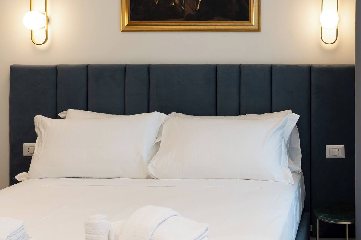 Classic Double Room, Private Bathroom, City View | In-room dining