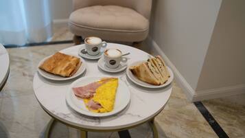 Dagelijks continentaal ontbijt (EUR 10 per persoon)