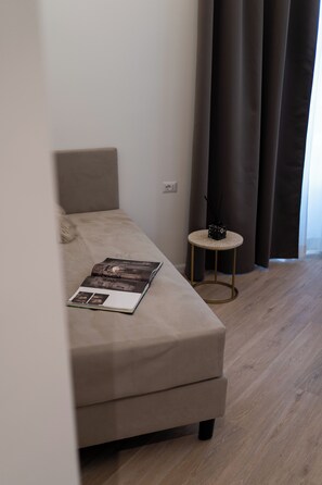 Deluxe Double or Twin Room, City View | Living area