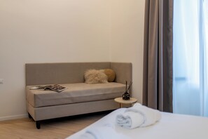 ห้องดีลักซ์ทริปเปิล, ห้องน้ำส่วนตัว, วิวเมือง | ผ้าปูที่นอน Frette จากอิตาลี, เครื่องนอนระดับพรีเมียม, ผ้านวมขนเป็ด