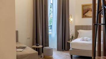 Chambre Triple Deluxe, salle de bains privée, vue ville | Draps italiens Frette, literie de qualité supérieure